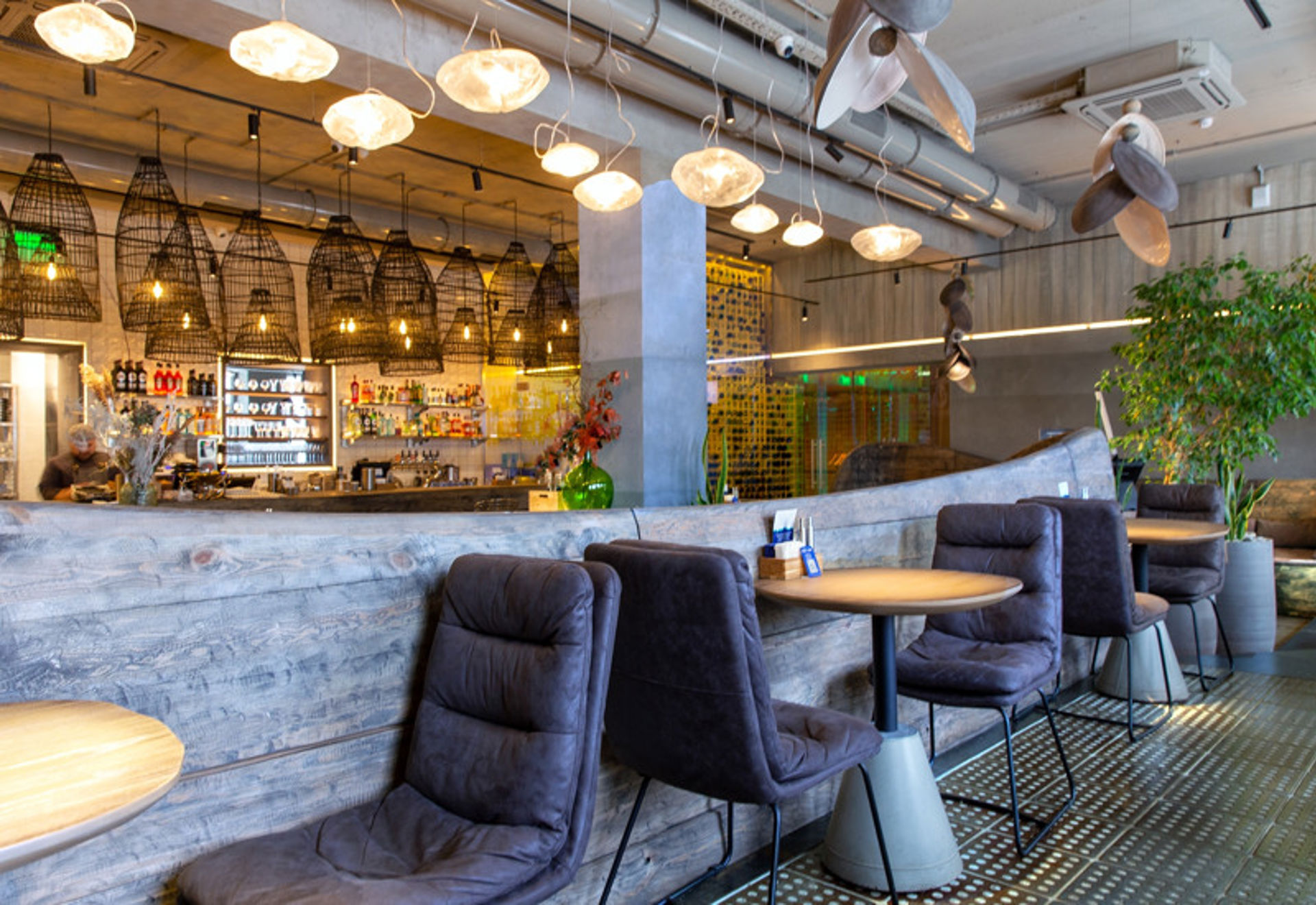 Restaurangmiljö med bord och stolar