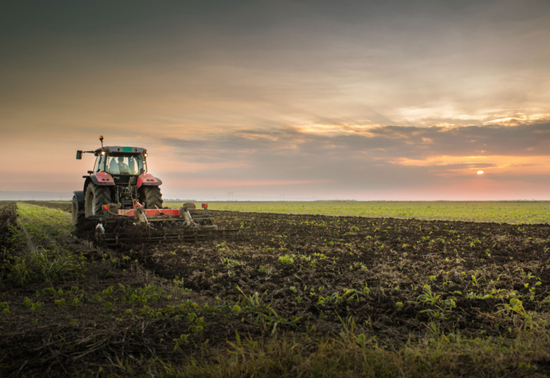 traktor på åkermark, ert matavfall blir biogas och biogödsel